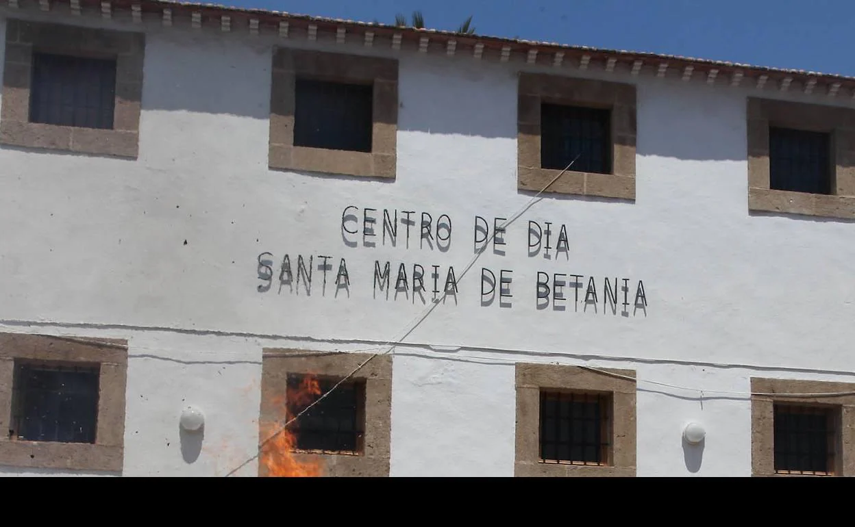 Parte de la fachada del centro de día Santa María de Betania, en Xàbia. 