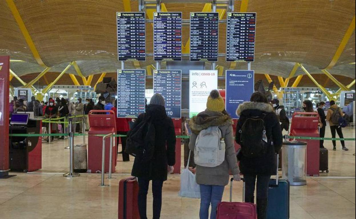 Unas jóvenes en el aeropuerto de Barajas