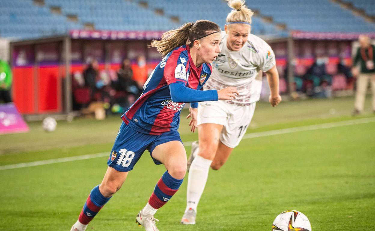 Eva Navarro avanza tras superar a una jugadora del Logroño durante la semifinal de la Supercopa. 