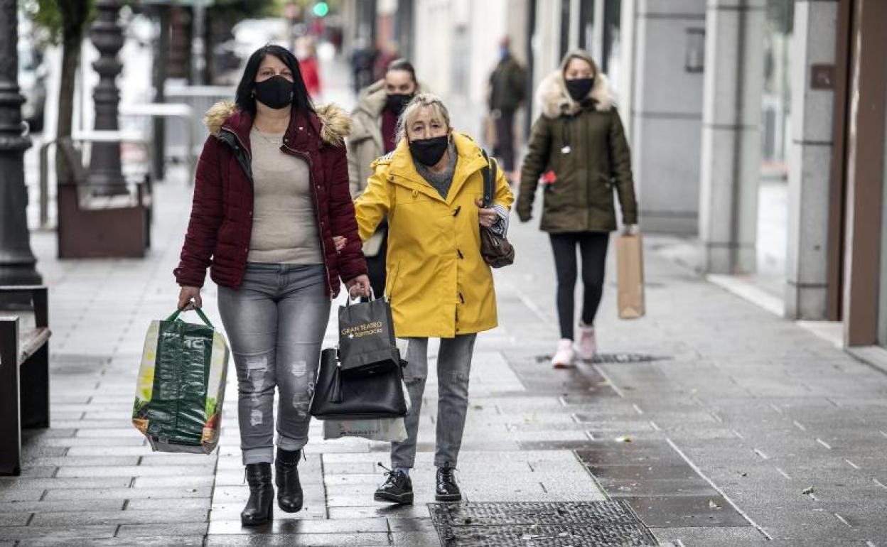 Dos mujeres con mascarilla.