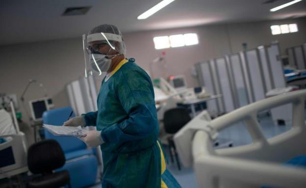 Un sanitario trabaja durante la pandemia.