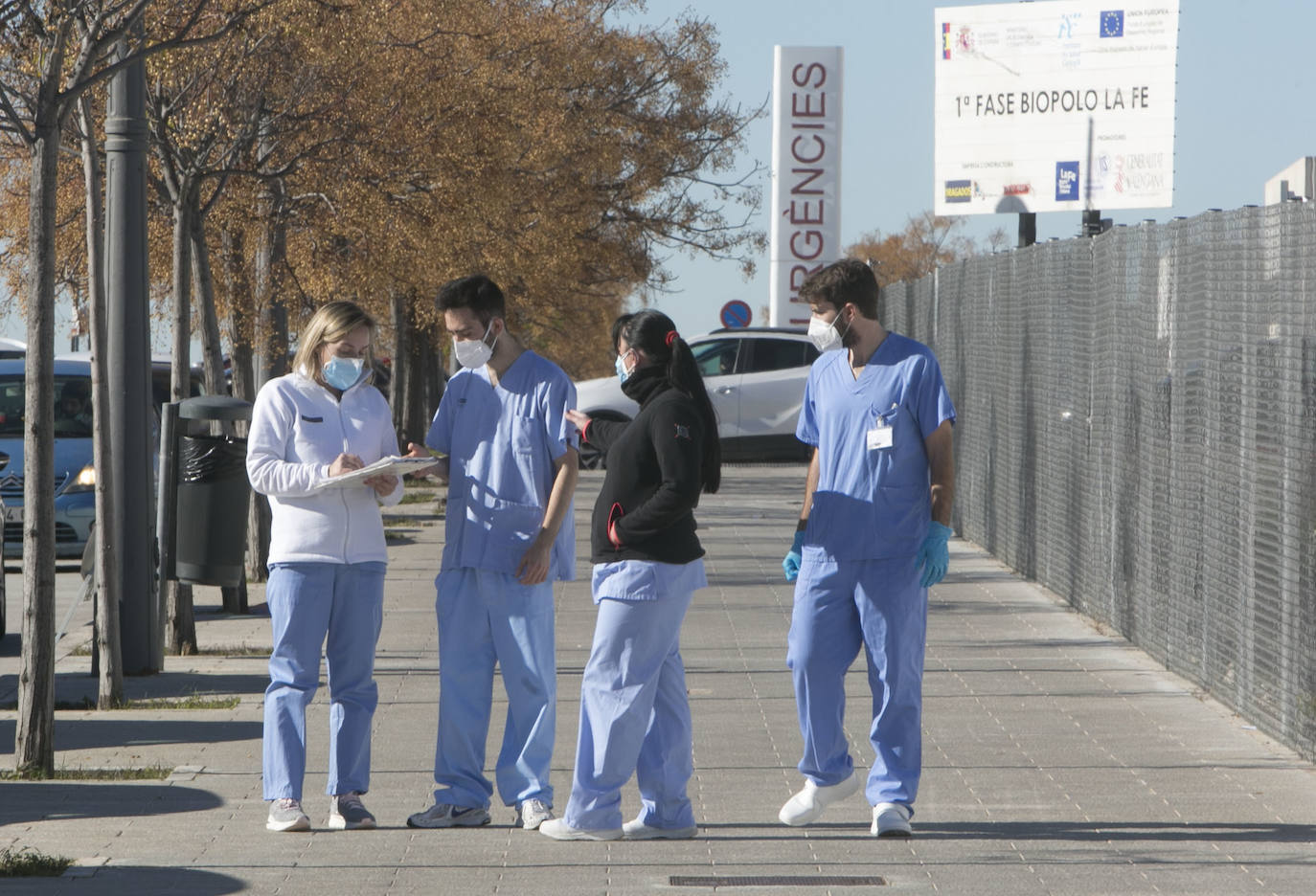 La Conselleria de Sanidad ha habilitado los hospitales campaña de Valencia, Castellón y Alicante ante el incremento de la presión asistencial. En el situado junto a La Fe, en imágenes, se han preparado 120 camas pensadas para pacientes leves de Covid-19 que requieran continuar hospitalizados.