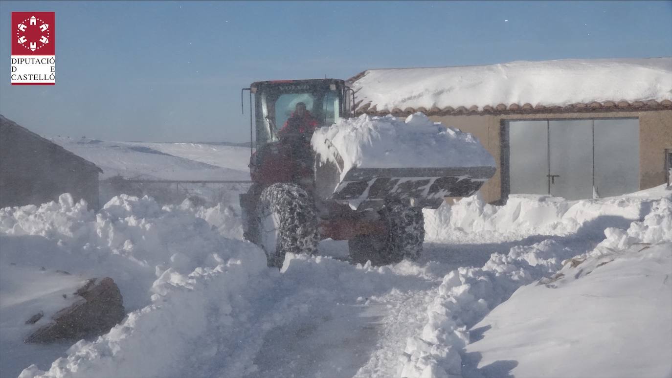 Las bajas temperaturas de la ola de frío que llega tras la borrasca 'Filomena' mantienen las nevadas en algunos puntos de la Comunitat, donde se siguen requiriendo los servicios de emergencia para despejar la nieve. En imagen, los bomberos intervienen en Ares (Castellón)