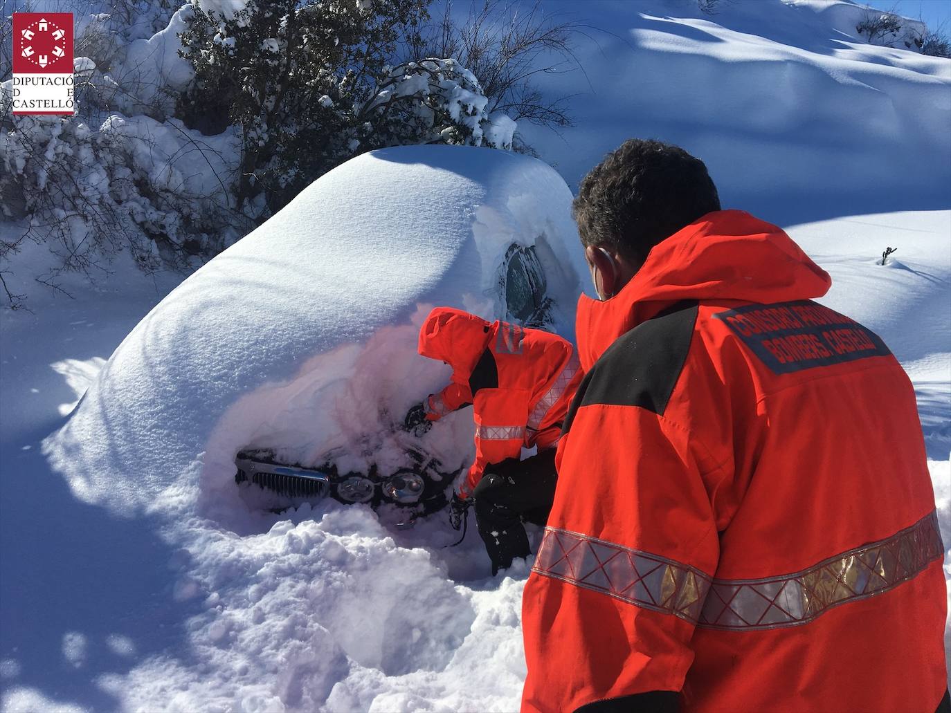 Las bajas temperaturas de la ola de frío que llega tras la borrasca 'Filomena' mantienen las nevadas en algunos puntos de la Comunitat, donde se siguen requiriendo los servicios de emergencia para despejar la nieve. En imagen, los bomberos intervienen en Ares (Castellón)