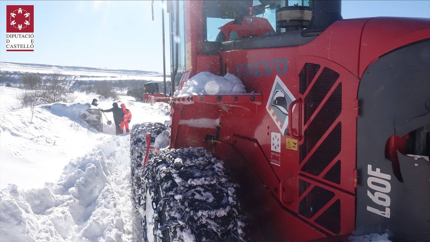 Las bajas temperaturas de la ola de frío que llega tras la borrasca 'Filomena' mantienen las nevadas en algunos puntos de la Comunitat, donde se siguen requiriendo los servicios de emergencia para despejar la nieve. En imagen, los bomberos intervienen en Ares (Castellón)