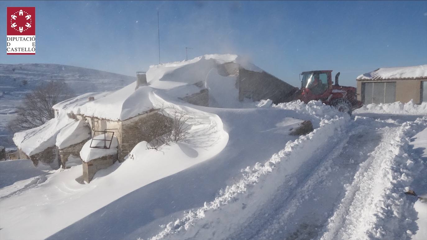 Las bajas temperaturas de la ola de frío que llega tras la borrasca 'Filomena' mantienen las nevadas en algunos puntos de la Comunitat, donde se siguen requiriendo los servicios de emergencia para despejar la nieve. En imagen, los bomberos intervienen en Ares (Castellón)