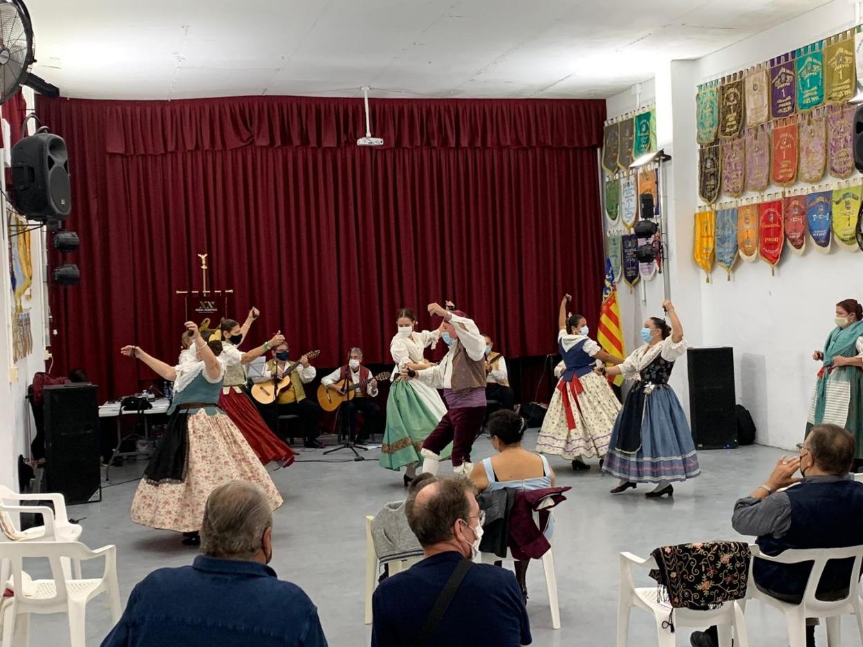 Muestra de dansà en el casal Duque de Gaeta-Pobla de Farnals, antes de las restricciones. duque de gaeta