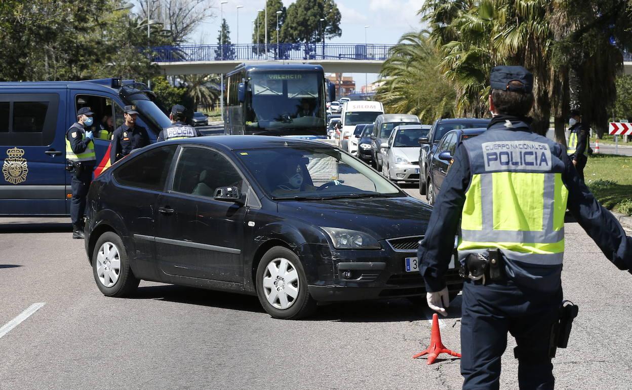 Control de la Policía Nacional en un acceso de Valencia. 