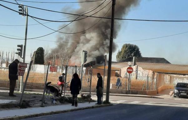 Columna de humo provocada por el incendio de una nave industrial abandonada