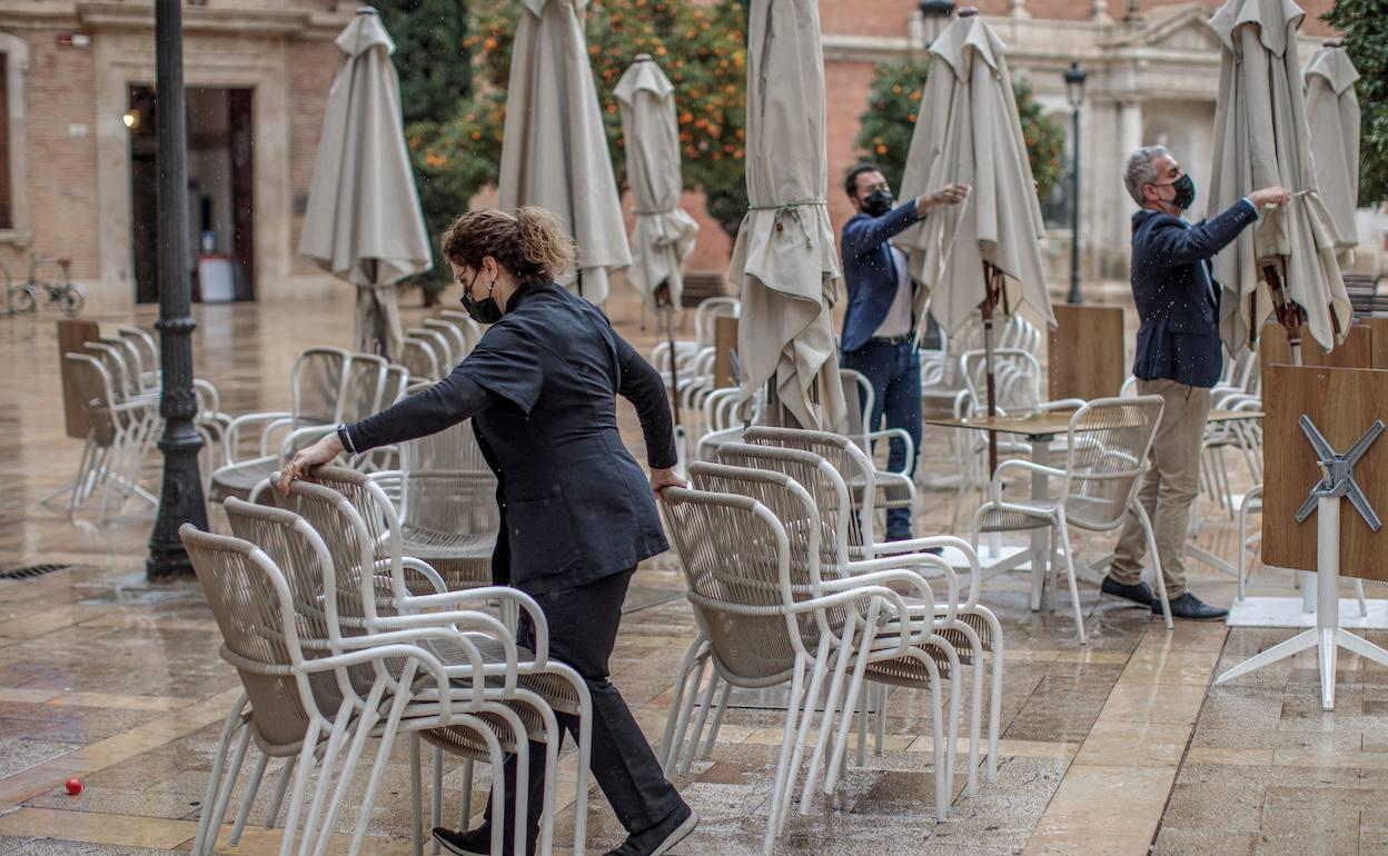 Recogida de una terraza en la plaza de la Virgen de Valencia. 