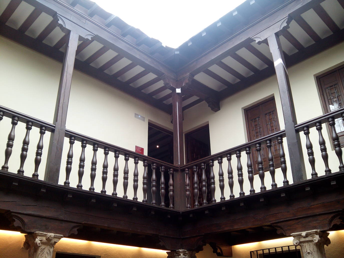 1.- Miguel de Cervantes (Alcalá de Henares, Madrid) | El Museo Casa Natal de Cervantes se encuentra en Alcalá de Henares, en un edificio que reconstruye el inmueble donde, según los estudios del historiador Luis Astrana Marín, nació el escritor Miguel de Cervantes. Se sitúa en la calle Mayor, junto al Hospital de Antezana. Inaugurado en 1956 como museo y biblioteca cervantina, es fruto de la reconstrucción de la finca originaria. Las estancias se distribuyen en dos plantas y en torno a un patio de columnas.