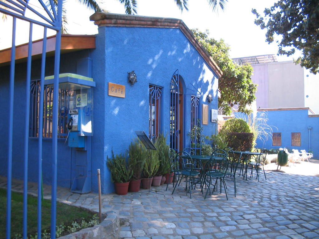 3.- Pablo Neruda (Valparaíso, Chile) | La Sebastiana, que sí se llama la casa, es una vivienda de cuatro pisos, con escaleras estrechas y una espléndida vista a la bahía. Neruda habla de la construcción de esta casa en los versos titulados 'A la Sebastiana'.