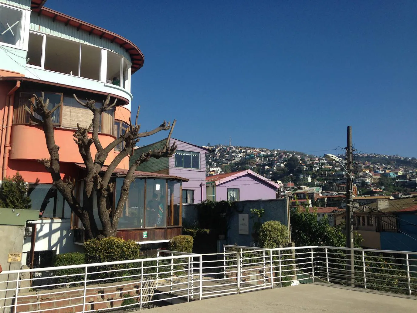3.- Pablo Neruda (Valparaíso, Chile) | La Sebastiana, que sí se llama la casa, es una vivienda de cuatro pisos, con escaleras estrechas y una espléndida vista a la bahía. Neruda habla de la construcción de esta casa en los versos titulados 'A la Sebastiana'.