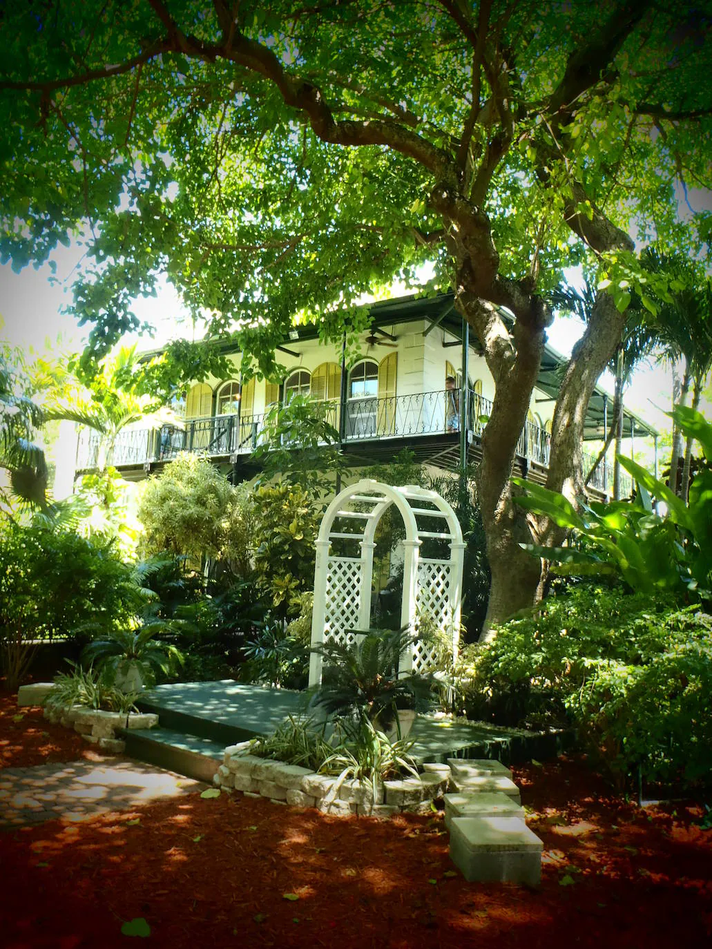 4.- Ernest Hemingway (Key West, Florida) | La casa y el museo de Ernest Hemingway está situada en el 907 de Whitehead Street, en pleno corazón del Old Town Key West. La casa, una de las más antiguas de Key West, está rodeada por bellos jardines y fue construida en 1851 por Asa Tift un arquitecto y el capitán de un barco, y se convirtió en el hogar de Ernest Hemingway en 1931.