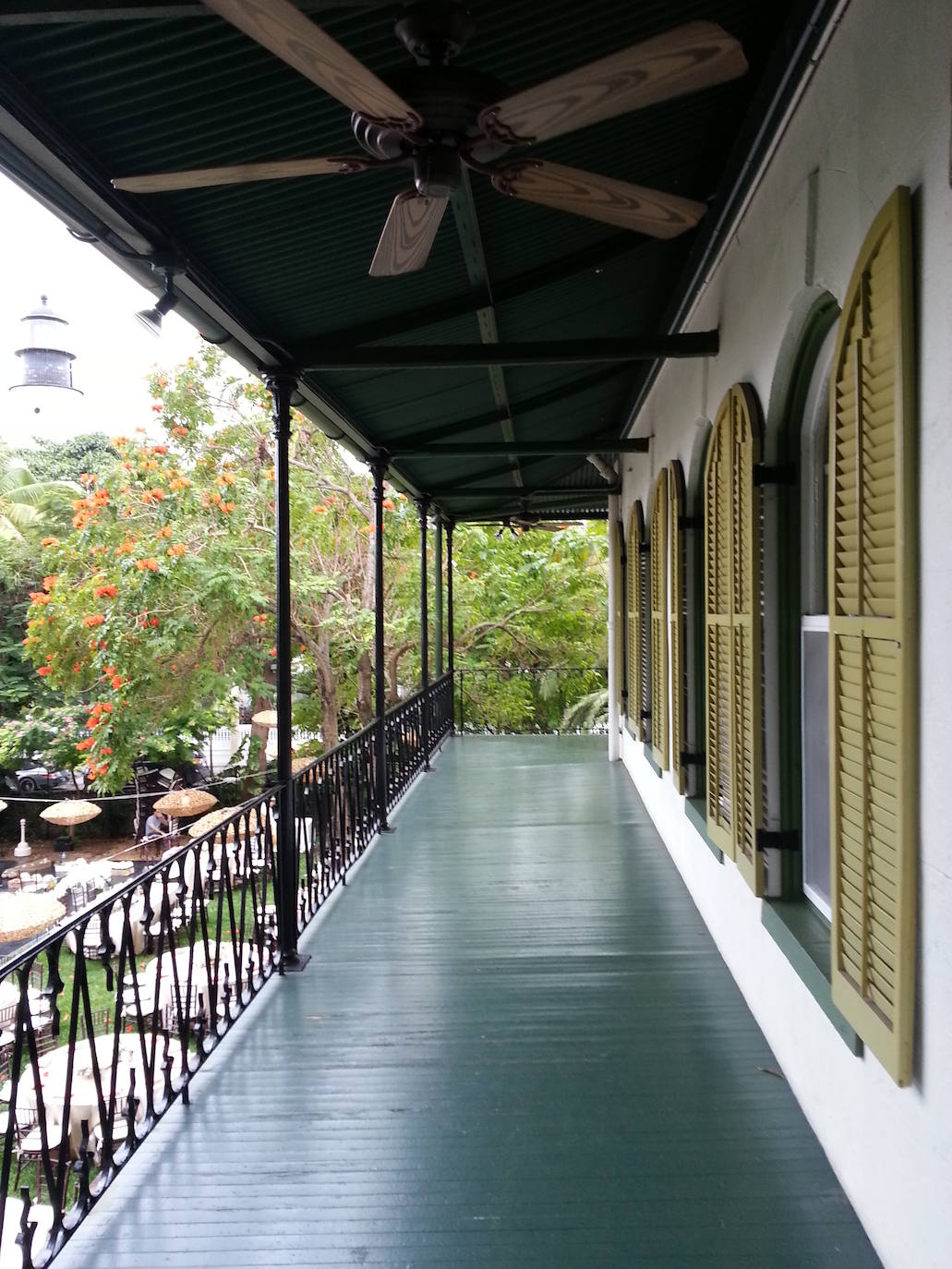 4.- Ernest Hemingway (Key West, Florida) | La casa y el museo de Ernest Hemingway está situada en el 907 de Whitehead Street, en pleno corazón del Old Town Key West. La casa, una de las más antiguas de Key West, está rodeada por bellos jardines y fue construida en 1851 por Asa Tift un arquitecto y el capitán de un barco, y se convirtió en el hogar de Ernest Hemingway en 1931.