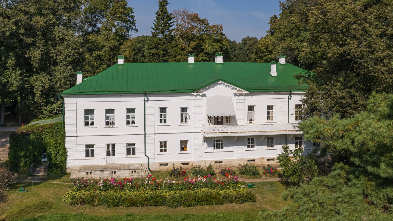 5.- León Tolstói (Tula, Rusia) | Yásnaia Poliana es la casa donde nació, vivió y fue enterrado León Tolstói al suroeste de Tula, Rusia. En esta casa, ahora convertida en museo, el escritor escribió 'Guerra y Paz' y 'Anna Karénina'. En la vivienda se conserva su biblioteca con más de 22.000 libros y la escuela que fundó para los niños de los campesinos.