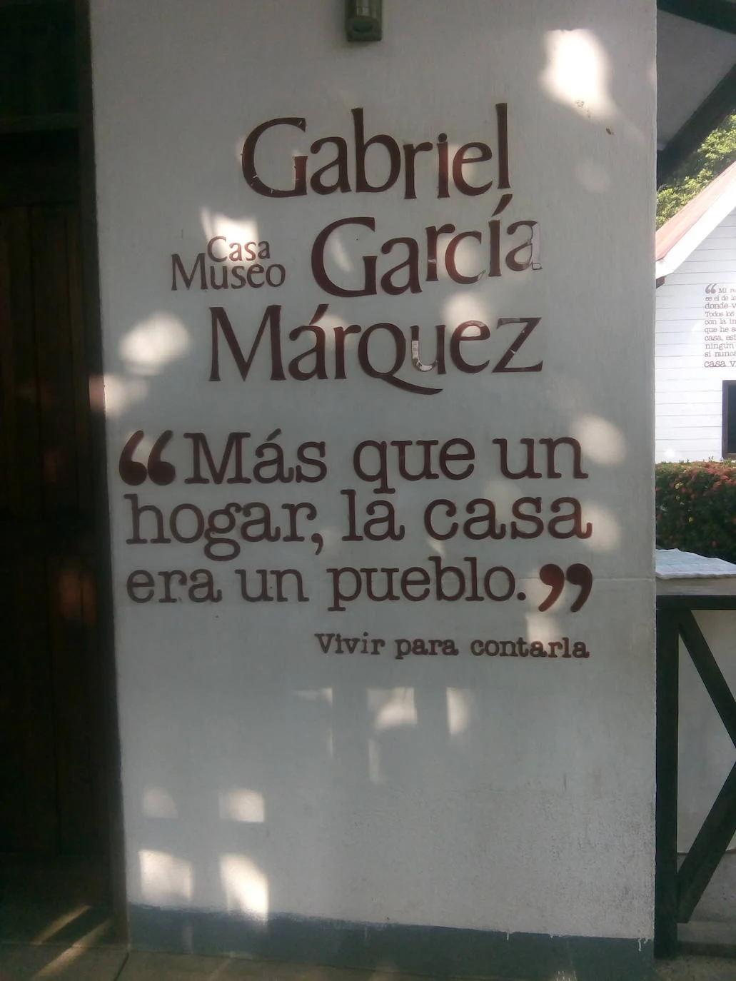 6.- Gabriel García Márquez (Aracataca, Colombia) | En la casa de Aracataca Gabriel García Márquez vivió hasta los ochos años de edad. Era una casa grande y hospitalaria que había sido comprada por el coronel Nicolás Márquez en 1912 y que más tarde fue recreada en las casas del Macondo, que inmortalizó el escritor en su novela 'Cien Años de Soledad'. Trece años después, el 20 de julio de 1925, un incendio la consumió por completo y la familia Márquez Iguarán tuvo que reconstruirla de nuevo.