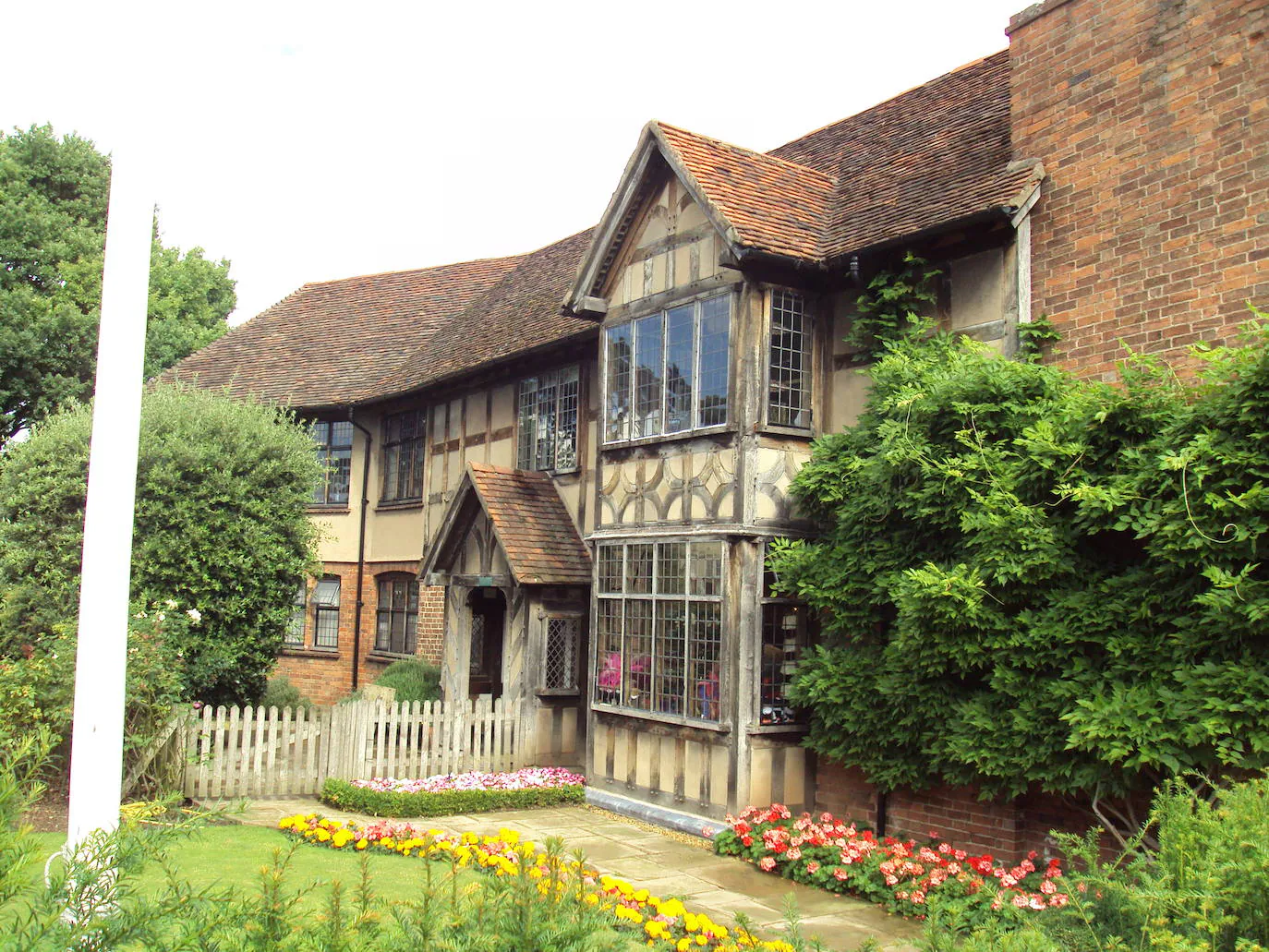 7.- William Shakespeare (Stratford-upon-Avon, Reino Unido) | El escritor nació en esta casa el 23 de abril de 1564. Fue el tercero de ocho hijos de John Shakespeare, comerciante, y Mary Arden, hija de un terrateniente católico. Hoy en día es un museo. En 1847, fue proclamada monumento nacional y restaurada a finales del siglo XIX. Se halla en la calle Henley, en Strattford-upon-Avon (Warwickshire), en una comarca rural ubicada cerca del río Avon, al sur de Birmingham.