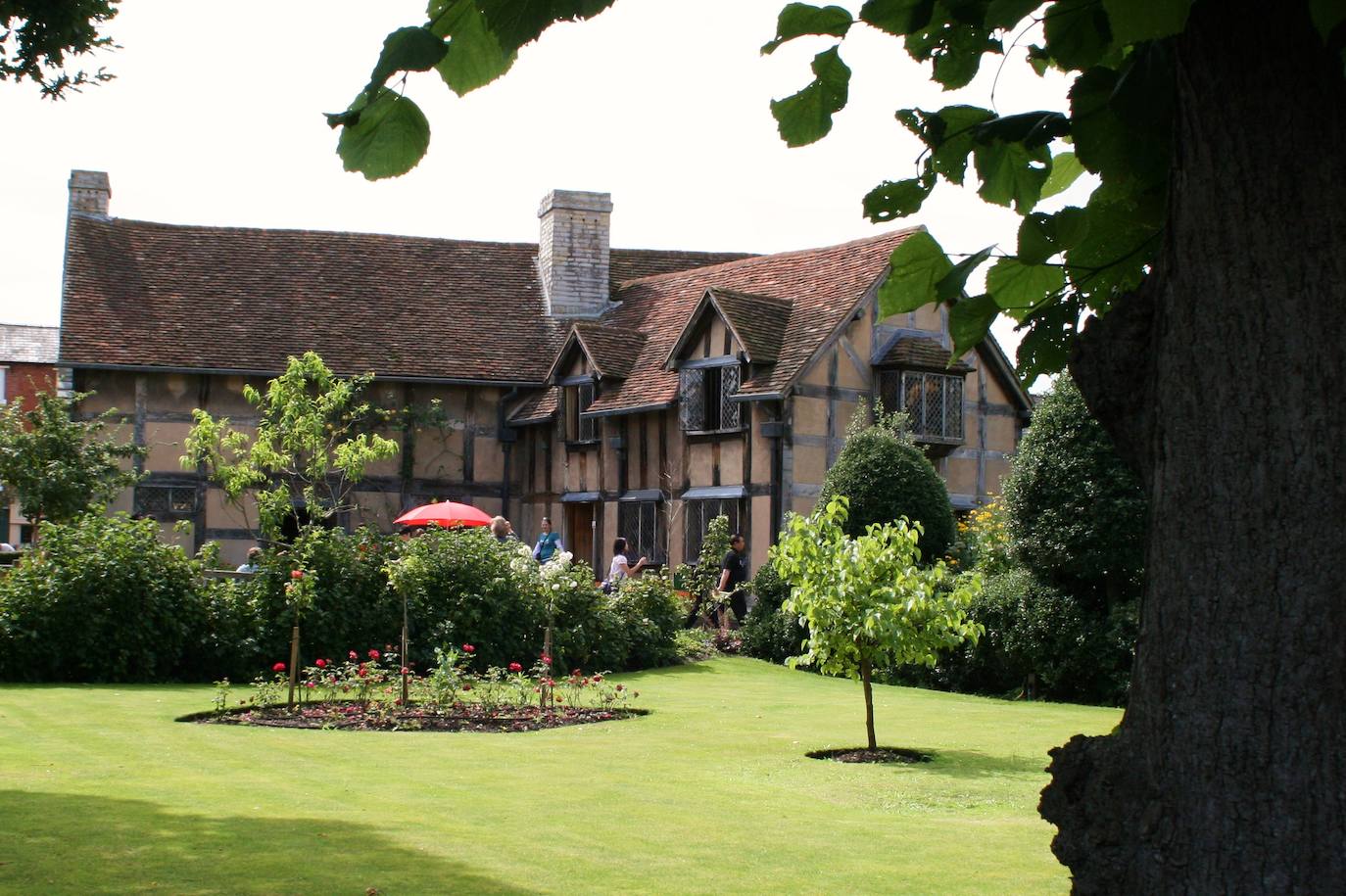 7.- William Shakespeare (Stratford-upon-Avon, Reino Unido) | El escritor nació en esta casa el 23 de abril de 1564. Fue el tercero de ocho hijos de John Shakespeare, comerciante, y Mary Arden, hija de un terrateniente católico. Hoy en día es un museo. En 1847, fue proclamada monumento nacional y restaurada a finales del siglo XIX. Se halla en la calle Henley, en Strattford-upon-Avon (Warwickshire), en una comarca rural ubicada cerca del río Avon, al sur de Birmingham.