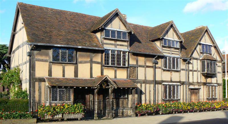 7.- William Shakespeare (Stratford-upon-Avon, Reino Unido) | El escritor nació en esta casa el 23 de abril de 1564. Fue el tercero de ocho hijos de John Shakespeare, comerciante, y Mary Arden, hija de un terrateniente católico. Hoy en día es un museo. En 1847, fue proclamada monumento nacional y restaurada a finales del siglo XIX. Se halla en la calle Henley, en Strattford-upon-Avon (Warwickshire), en una comarca rural ubicada cerca del río Avon, al sur de Birmingham.