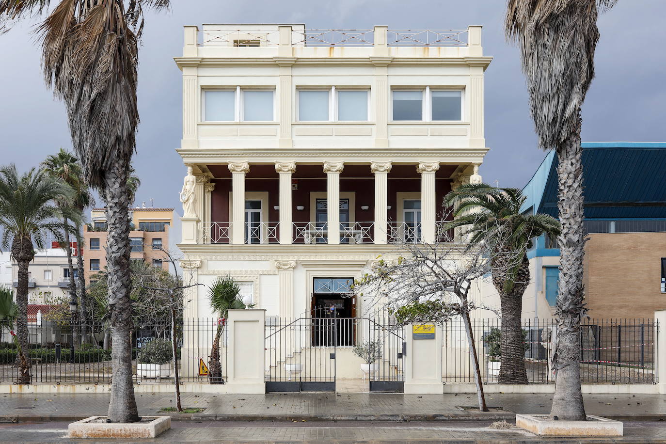 13.- Vicente Blasco Ibáñez (Valencia) | El reconstruido chalet del escritor valenciano Vicente Blasco Ibáñez, enclavado en la playa de la Malvarrosa, es convertido hoy en Casa-Museo. Alberga sus recuerdos, objetos personales, y obras literarias. Consta de tres plantas (Salón de Actos, Museo y Centro de Investigación) y un amplio jardín, que hace todavía más atractiva la visita, por la sensación de placidez y belleza que trasmite.