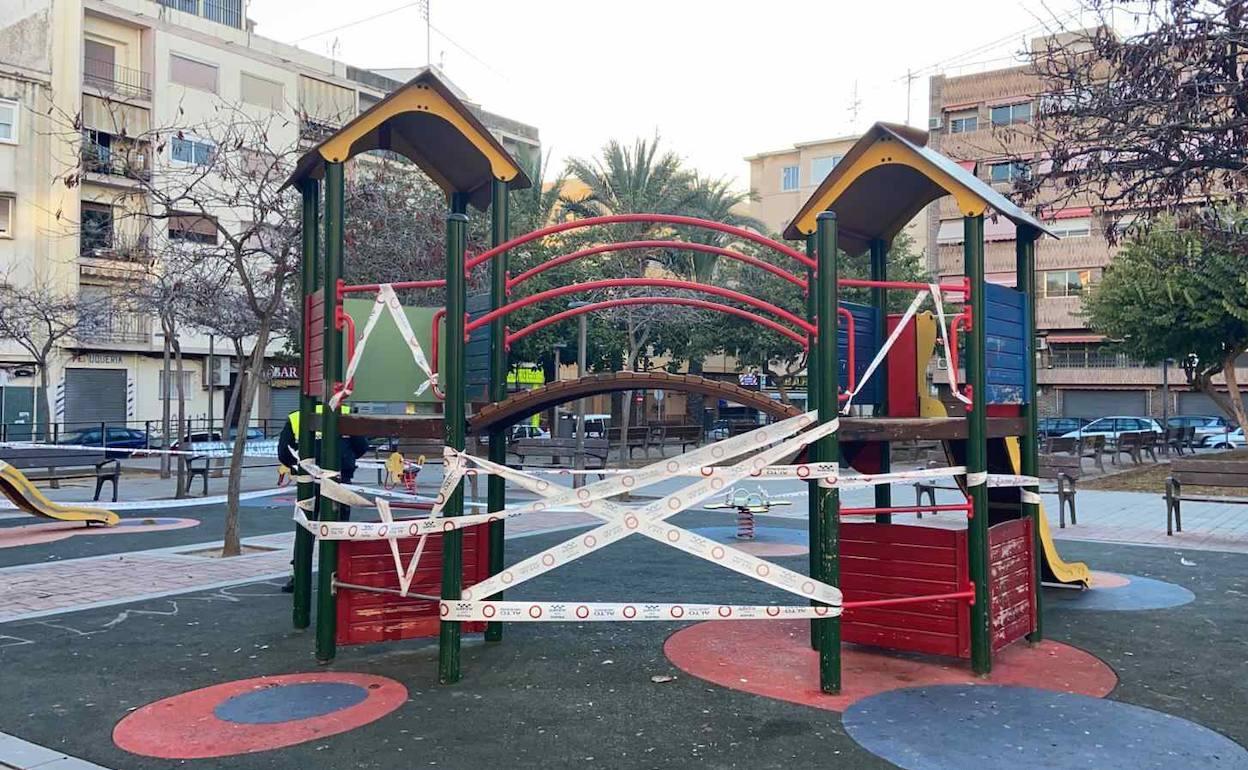 Parques infantiles precintados por la Policía Local de Alicante. 