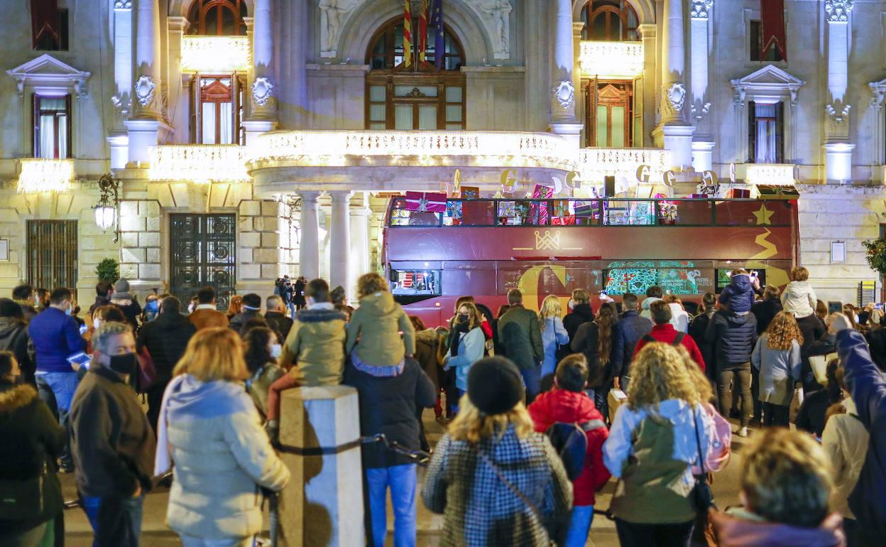 Públcio congregado el día 5 en la recepción a los Reyes Magos. 