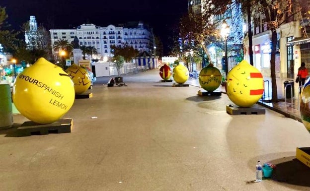 La exposición 'Lemon Art' en la plaza del Ayuntamiento de Valencia.