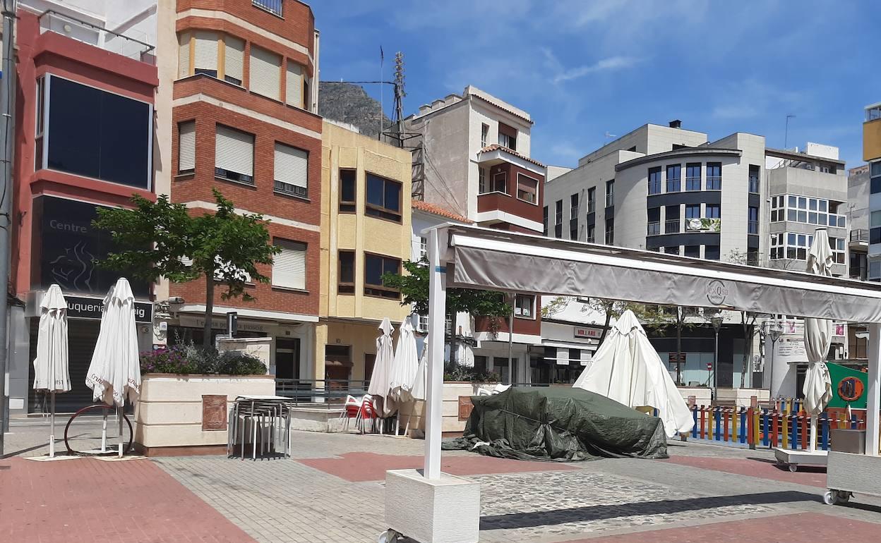 Una terraza de una cafetería cerrada en el paseo País Valencià de Tavernes. 