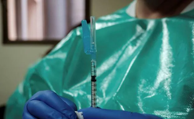 Sanidad abre una investigación por vacunar a personas que no correspondía en los departamentos de salud de Dénia y Torrevieja
