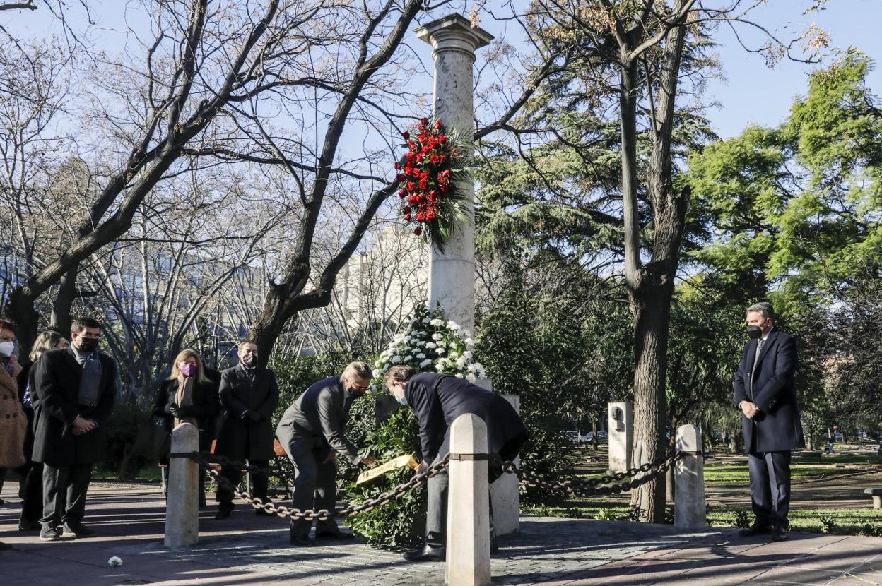 Durante el acto se depositó una corona de flores en el monumento. irene marsilla