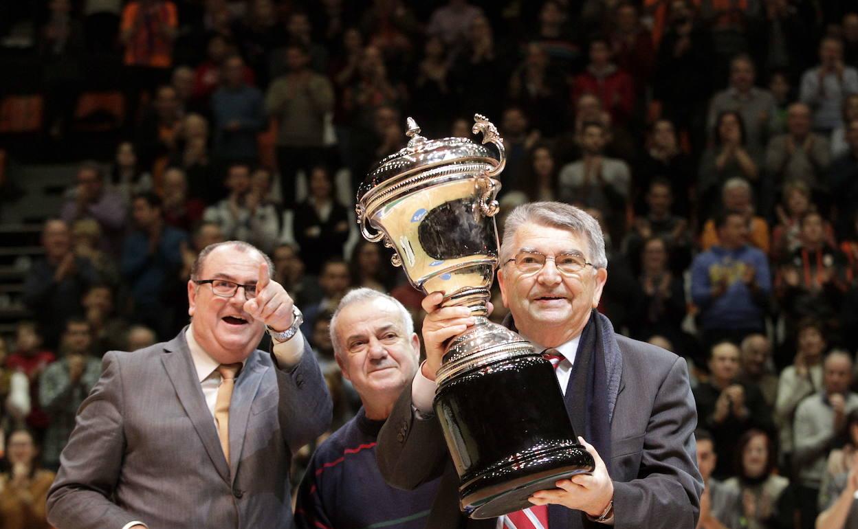 Miki Vukovic, con el trofeo de la Copa del Rey de 1998, durante un homenaje en la Fonteta.