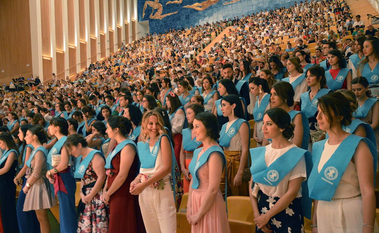 Alumnos de la UCV en el acto de graduación. 