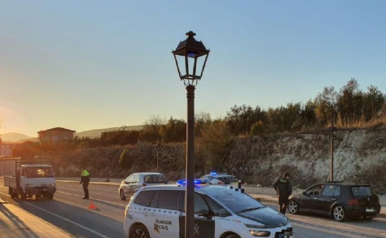 Uno de los controles de la Guardia Civil a la entrada de Moixent. 