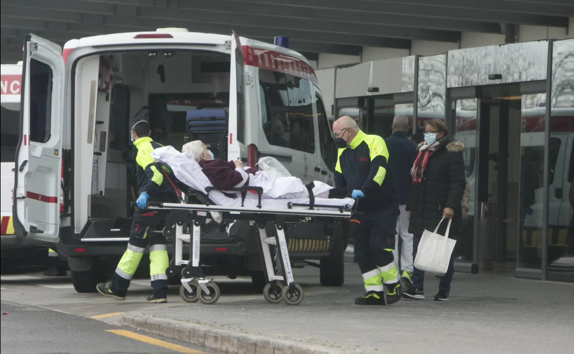 Traslado de una persona enferma a bordo de una ambulancia para ser atendida en un centro sanitario. 
