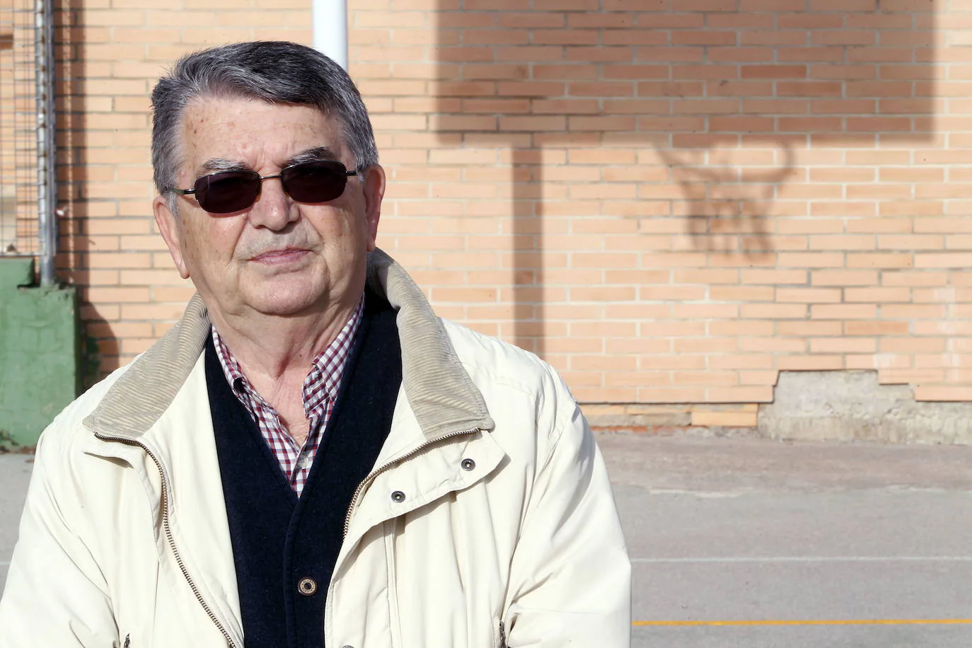 Ha fallecido Miki Vukovic. El entrenador leyenda del Valencia Basket había sido ingresado este mismo viernes tras una recaída de la enfermedad por la que estaba recibiendo tratamiento en Valencia durante los últimos años. En imagen, durante una entrevista para LAS PROVINCIAS en 2015.