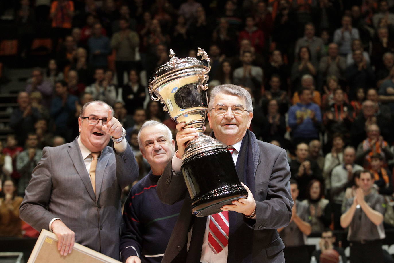 Ha fallecido Miki Vukovic. El entrenador leyenda del Valencia Basket había sido ingresado este mismo viernes tras una recaída de la enfermedad por la que estaba recibiendo tratamiento en Valencia durante los últimos años. En imagen, durante un homenaje a su figura en la Fonteta, en 2016.