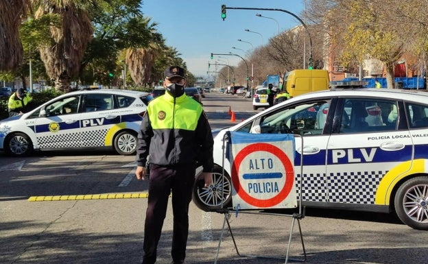 La Policía multa 16 fiestas ilegales en pisos en Valencia en una noche