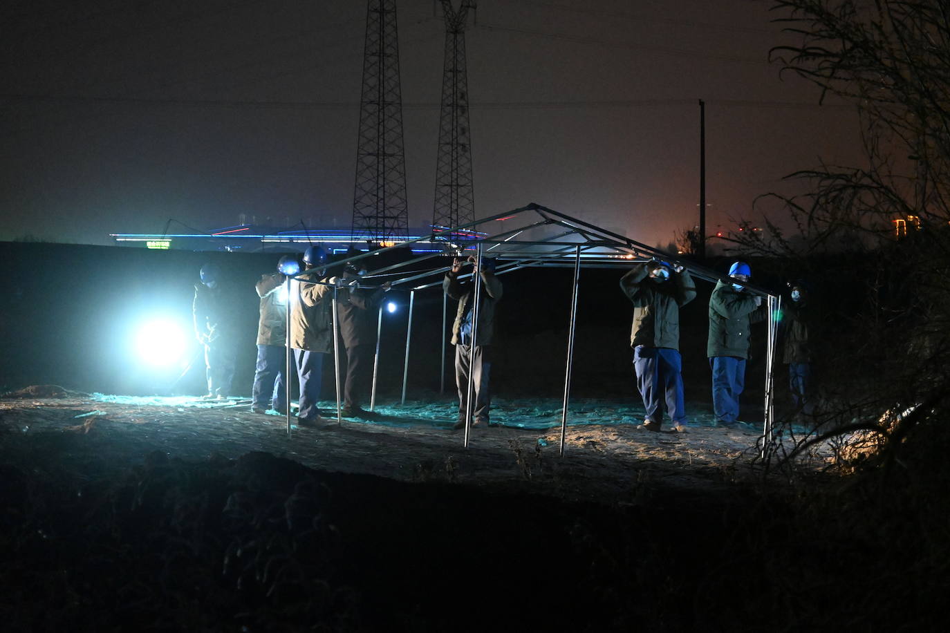 Parece un dejà vu. Apenas un año después de que las excavadoras levantaran los hospitales de emergencia para pacientes enfermos por Covid en Wuhan, la historia vuelve a repetirse al norte de China. Las famosas infraestructuras conocidas como el Arca de Noé vuelven a levantar sus cimientos a gran escala y comienza la llegada a contrarreloj de miles y miles de médicos procedentes de distintos puntos del país. El repunte de casos unido a la primera muerte, después de 8 meses sin bajas médicas, han hecho saltar las alarmas. Más de 20.000 residentes de aldeas alrededor de Shijiazhuang, a unos 294 kilómetros al suroeste de Pekín, fueron enviadas a partir del miércoles a instalaciones del Estado (en las fotos) para cumplir cuarentena. 