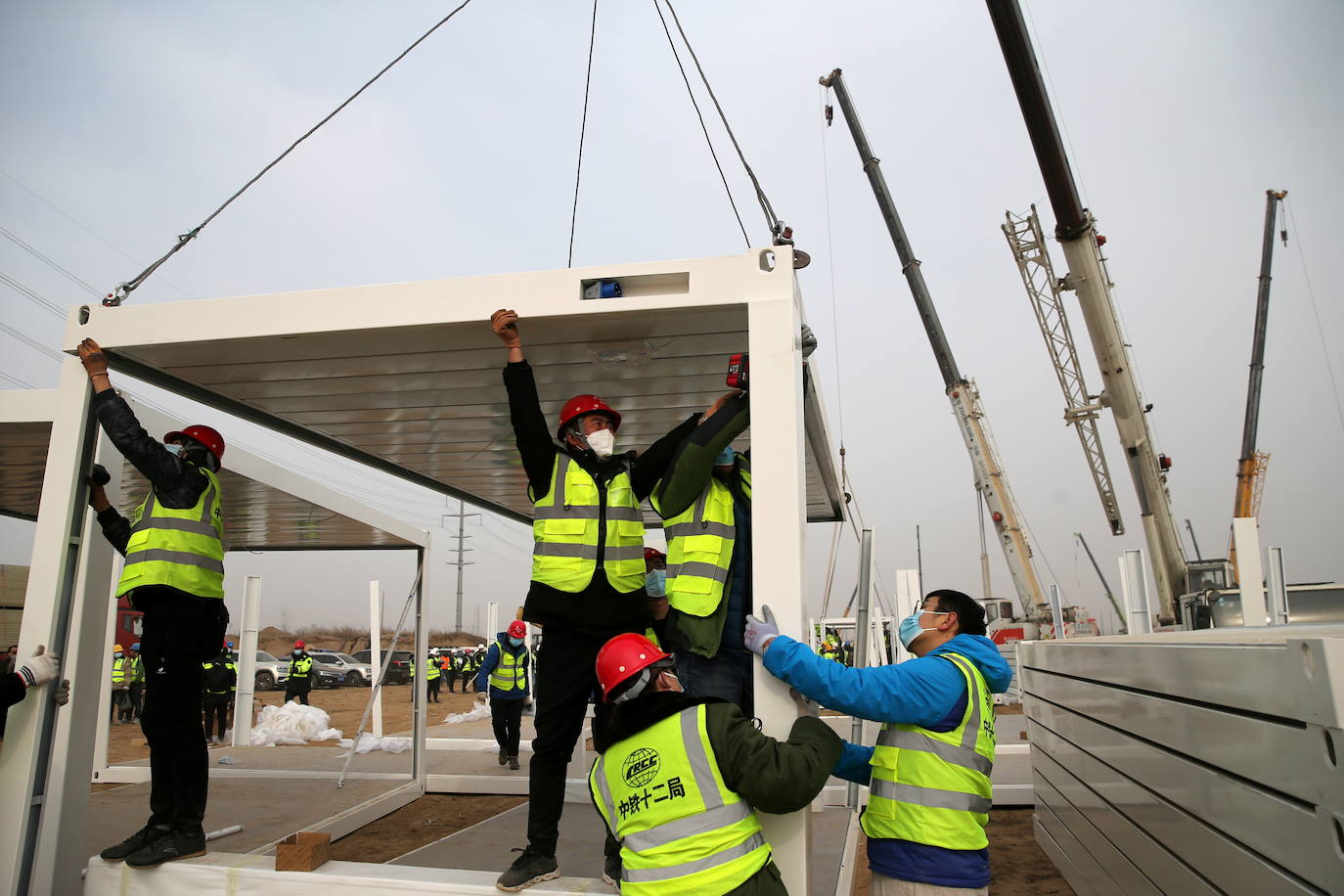 Parece un dejà vu. Apenas un año después de que las excavadoras levantaran los hospitales de emergencia para pacientes enfermos por Covid en Wuhan, la historia vuelve a repetirse al norte de China. Las famosas infraestructuras conocidas como el Arca de Noé vuelven a levantar sus cimientos a gran escala y comienza la llegada a contrarreloj de miles y miles de médicos procedentes de distintos puntos del país. El repunte de casos unido a la primera muerte, después de 8 meses sin bajas médicas, han hecho saltar las alarmas. Más de 20.000 residentes de aldeas alrededor de Shijiazhuang, a unos 294 kilómetros al suroeste de Pekín, fueron enviadas a partir del miércoles a instalaciones del Estado (en las fotos) para cumplir cuarentena. 