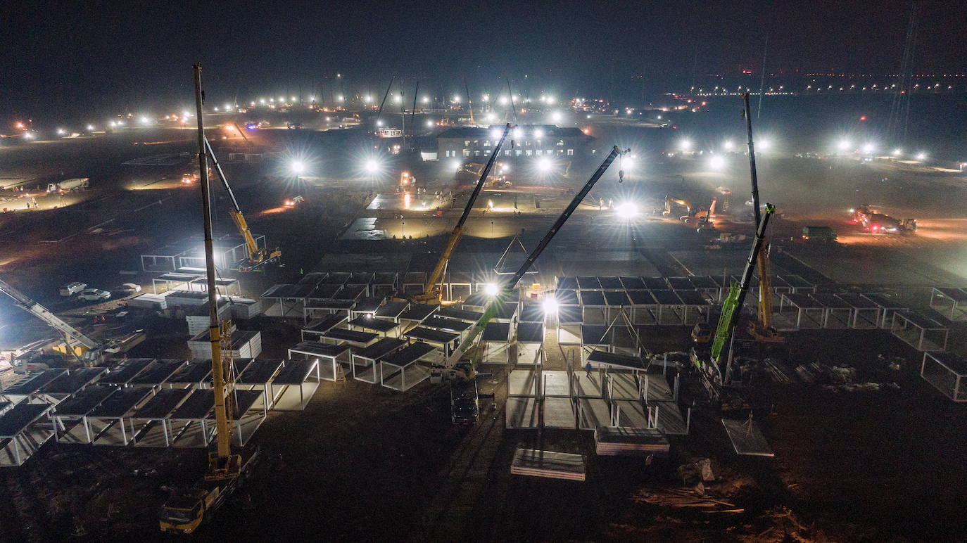 Parece un dejà vu. Apenas un año después de que las excavadoras levantaran los hospitales de emergencia para pacientes enfermos por Covid en Wuhan, la historia vuelve a repetirse al norte de China. Las famosas infraestructuras conocidas como el Arca de Noé vuelven a levantar sus cimientos a gran escala y comienza la llegada a contrarreloj de miles y miles de médicos procedentes de distintos puntos del país. El repunte de casos unido a la primera muerte, después de 8 meses sin bajas médicas, han hecho saltar las alarmas. Más de 20.000 residentes de aldeas alrededor de Shijiazhuang, a unos 294 kilómetros al suroeste de Pekín, fueron enviadas a partir del miércoles a instalaciones del Estado (en las fotos) para cumplir cuarentena. 