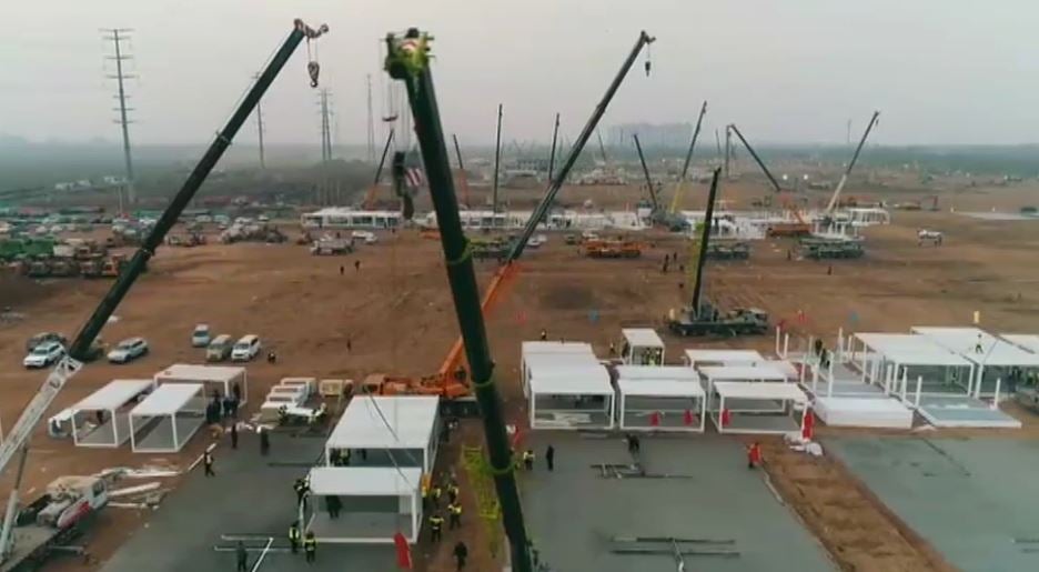 Parece un dejà vu. Apenas un año después de que las excavadoras levantaran los hospitales de emergencia para pacientes enfermos por Covid en Wuhan, la historia vuelve a repetirse al norte de China. Las famosas infraestructuras conocidas como el Arca de Noé vuelven a levantar sus cimientos a gran escala y comienza la llegada a contrarreloj de miles y miles de médicos procedentes de distintos puntos del país. El repunte de casos unido a la primera muerte, después de 8 meses sin bajas médicas, han hecho saltar las alarmas. Más de 20.000 residentes de aldeas alrededor de Shijiazhuang, a unos 294 kilómetros al suroeste de Pekín, fueron enviadas a partir del miércoles a instalaciones del Estado (en las fotos) para cumplir cuarentena. 