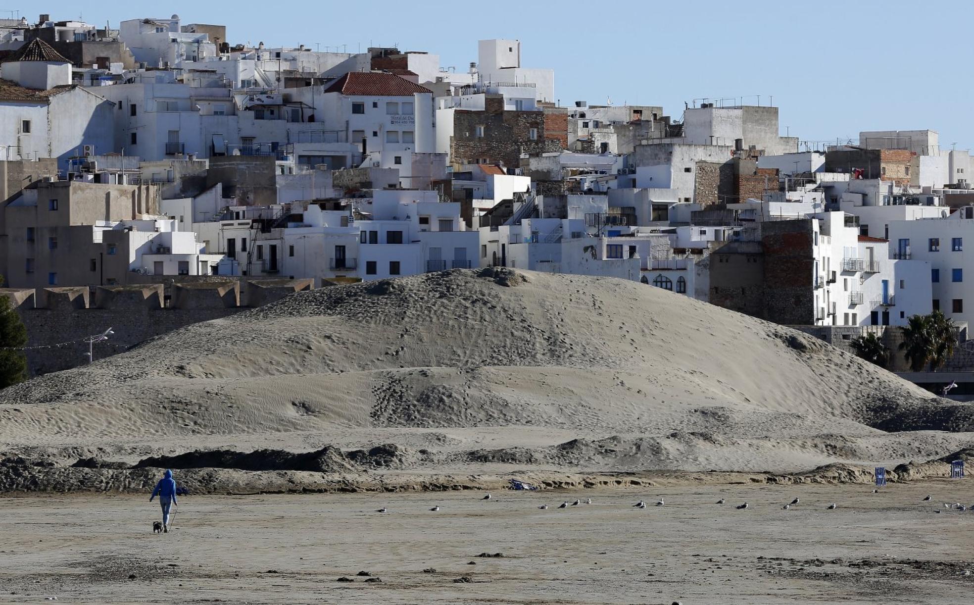Arena amontonada en Peñíscola