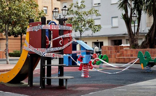 Un parque infantil clausurado en Valencia. 