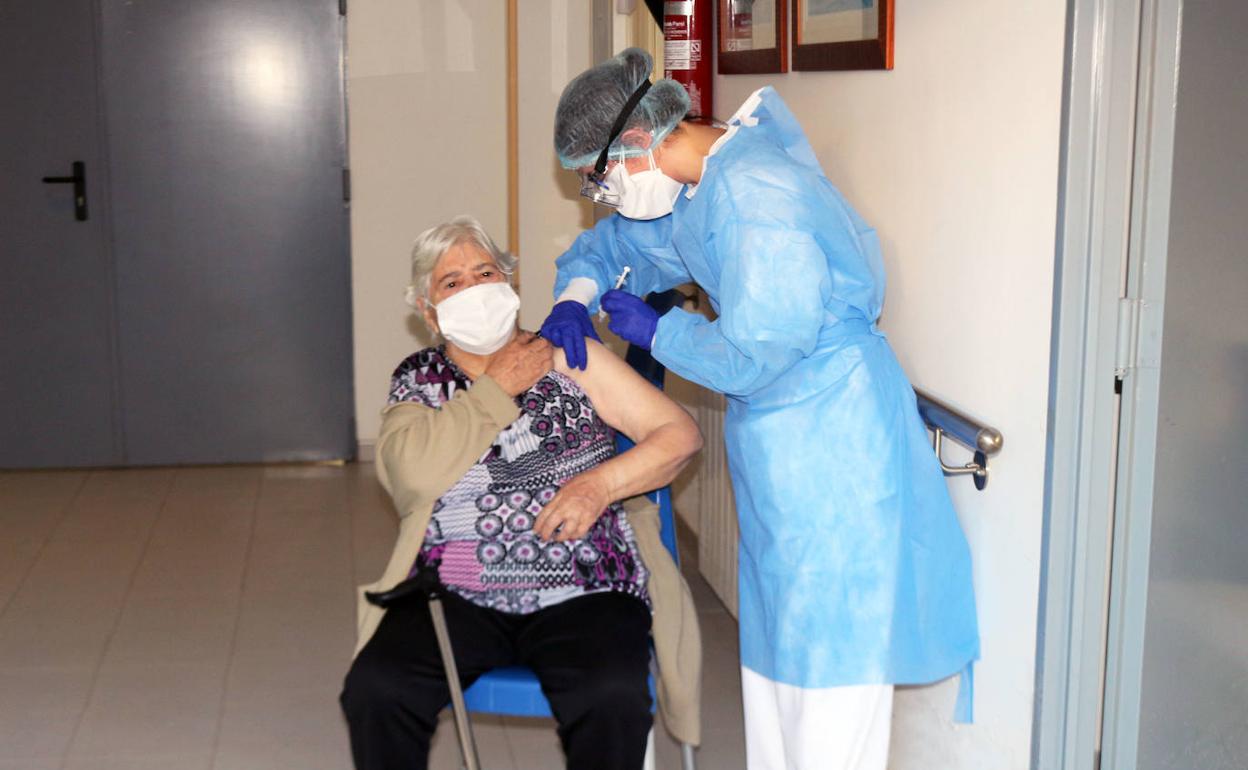 Carmen Gómez, la primera en recibir la segunda dosis en la Comunitat en una residencia de Rafelbunyol. 