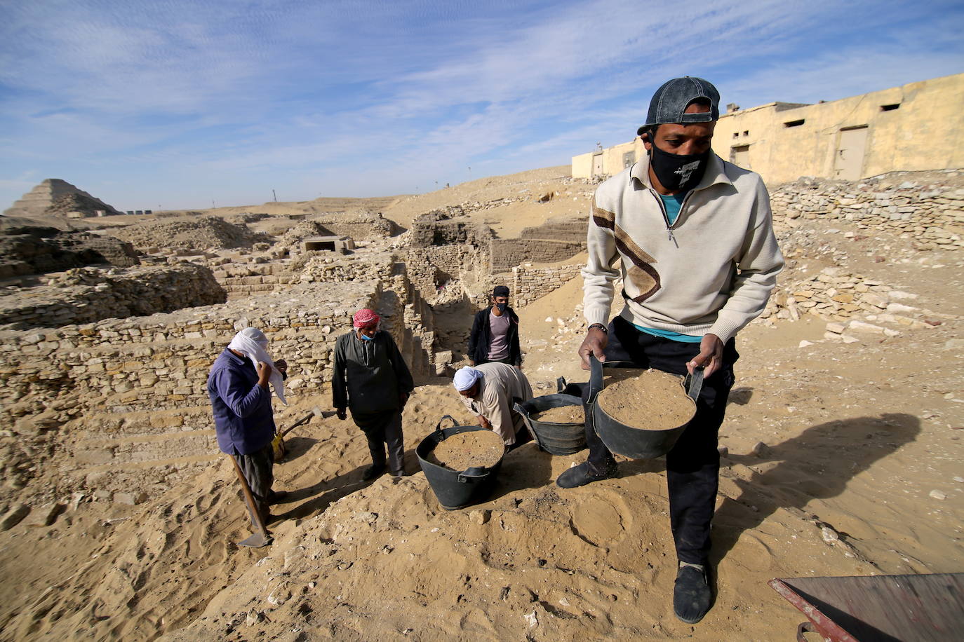 Saqqara, que alberga más de una decena de pirámides, antiguos monasterios y cementerios animales, es una vasta necrópolis que pertenecía a la antigua capital egipcia, Menfis, y forma parte del patrimonio de la humanidad según la Unesco.