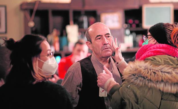 Imagen principal - Protagonistas. El actor Paco Sarro, que interpreta al personaje de Ferri, es retocado por las maquilladoras antes de rodar una escena. | Equipo de arte. El responsable de arte de la serie es el mismo que en la anterior etapa, por lo que los decorados son exactamente iguales aunque han crecido en espacio. | Figurantes. Dos extras hacen que juegan a las cartas en el inolvidable bar de Sento, uno de los escenarios donde se desarrollan las tramas.