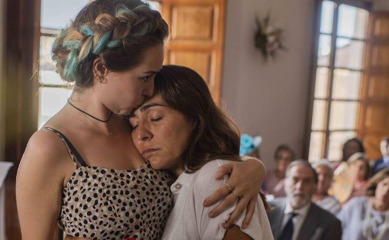 La actriz valenciana Paula Usero junto a Candela Peña, ambas nominadas por 'La boda de Rosa'. 