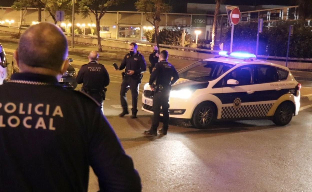 Los agentes detienen al conductor anoche en Alicante. 