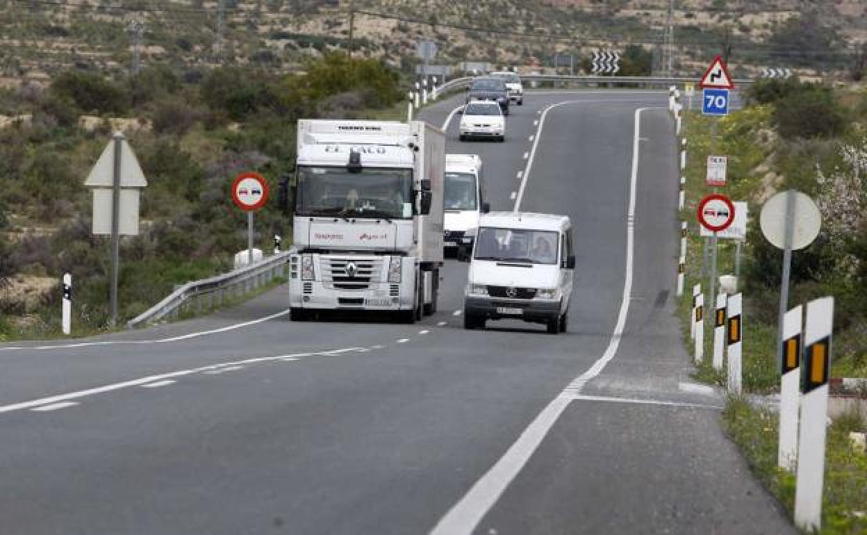 Adelantamiento en una carretera valenciana.